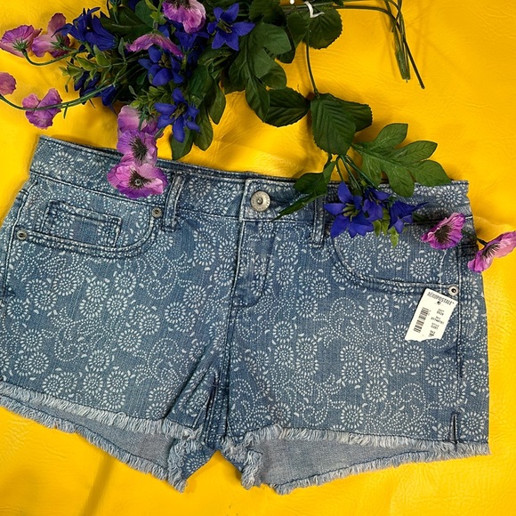 Aeropostale Shorty Size 5/6 Side Slit Denim Stenciled Cutoffs - Picture 1 of 13